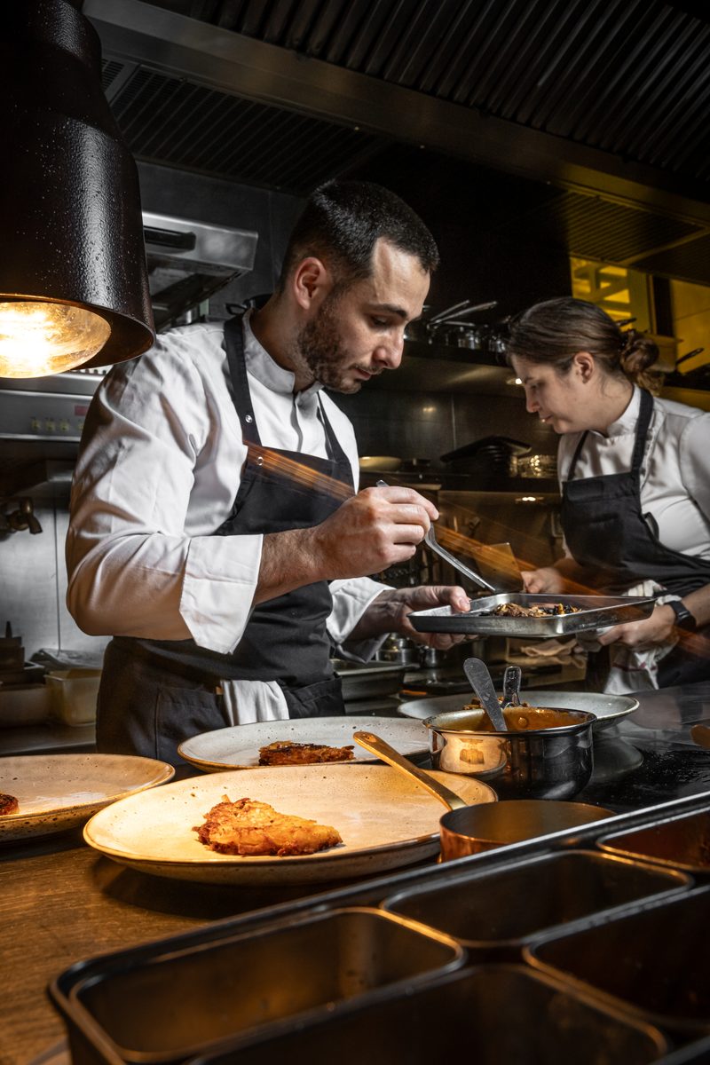 Le passe de la cuisine de Liquide pendant le service
